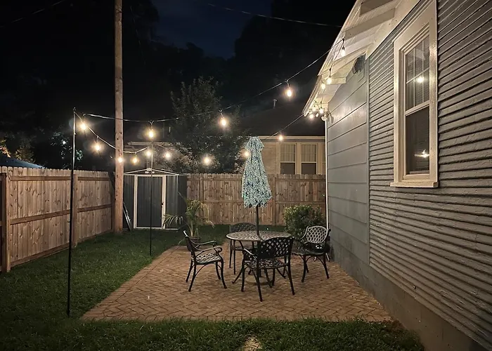 Cozy Chestnut Cottage- Downtown Favorite!