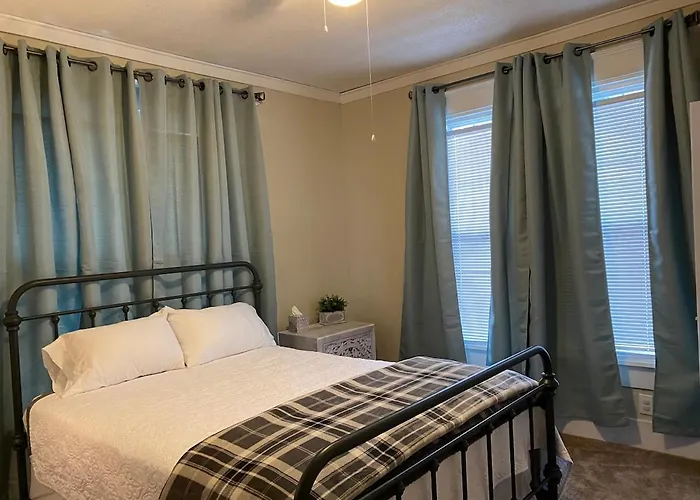 Cozy Chestnut Cottage- Downtown Favorite!