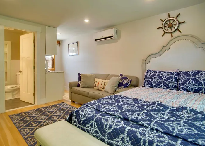 Walk To Beach & Lighthouse: Oak Bluffs Studio!