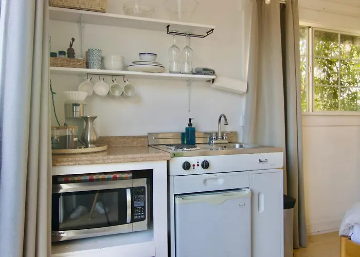 30 Pct Off! Malibu Charming Suite, Ocean View, Queen Bed