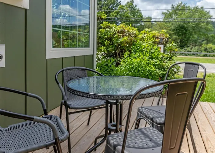 Charming & Freshly Restored Farmhouse 1 Mile From Center Of Stowe
