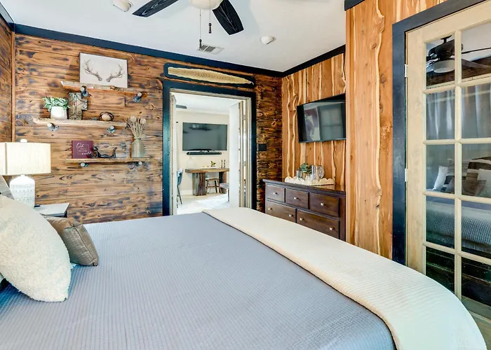 Hot Tub + Outdoor Kitchen: Stylish Home In Bryan