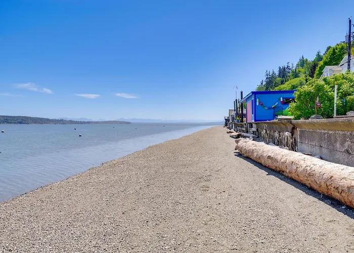 Waterfront Gem W/ 2 Patios On Camano Island