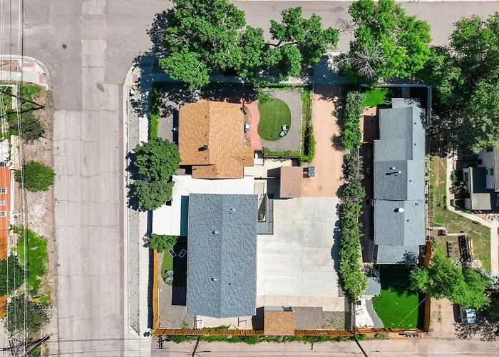 Vermijo Flat Walk To Downtown Shops & Dining