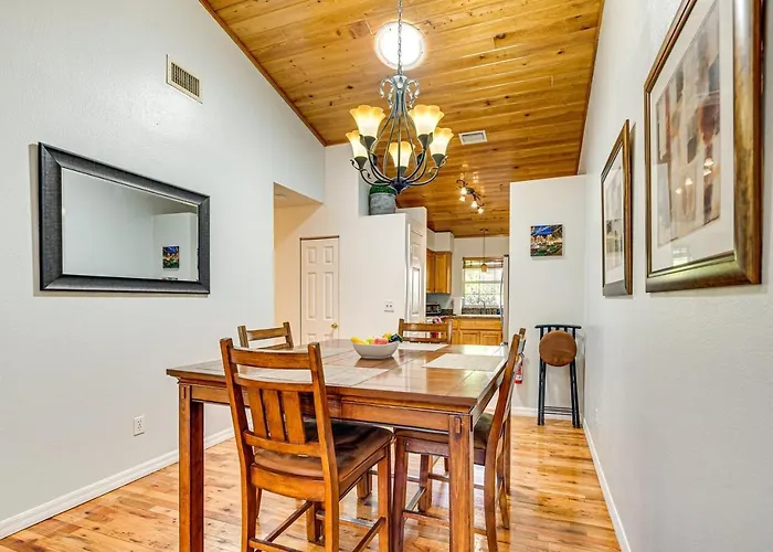 Cozy Bungalow Steps From Downtown Mount Dora