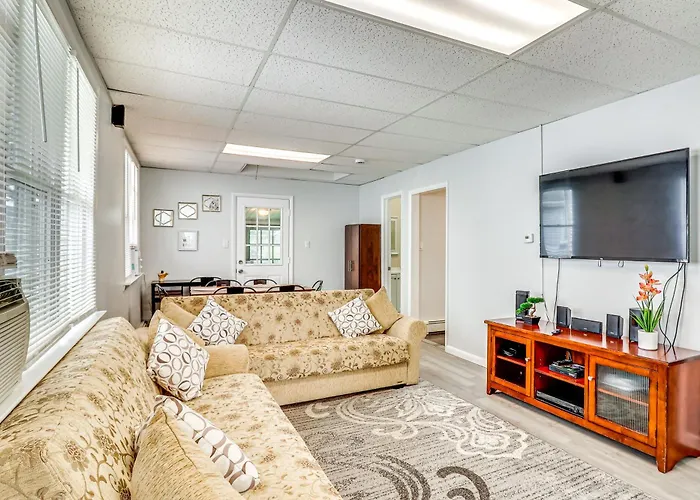 Cozy Keansburg Cottage: Walk To Beach & Boardwalk!