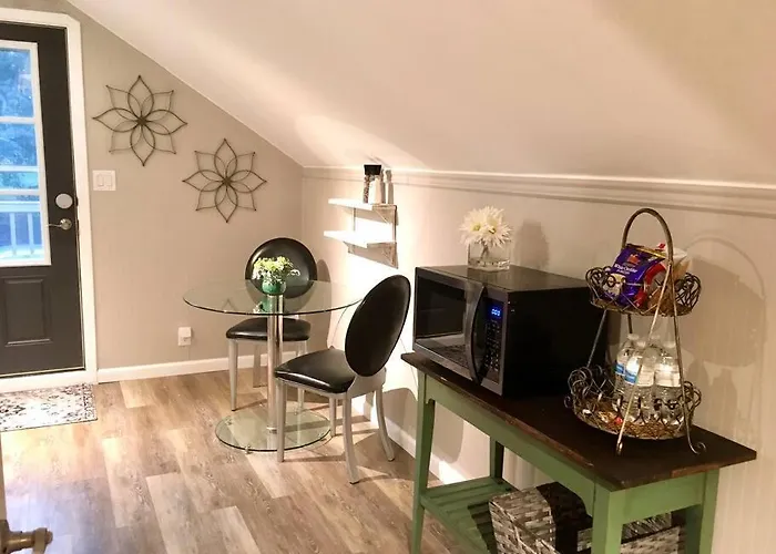 Snug Studio Retreat- Near To Aviation Museum And Highway