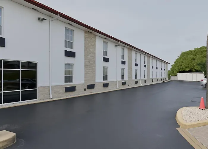 Belmont Inn & Suites