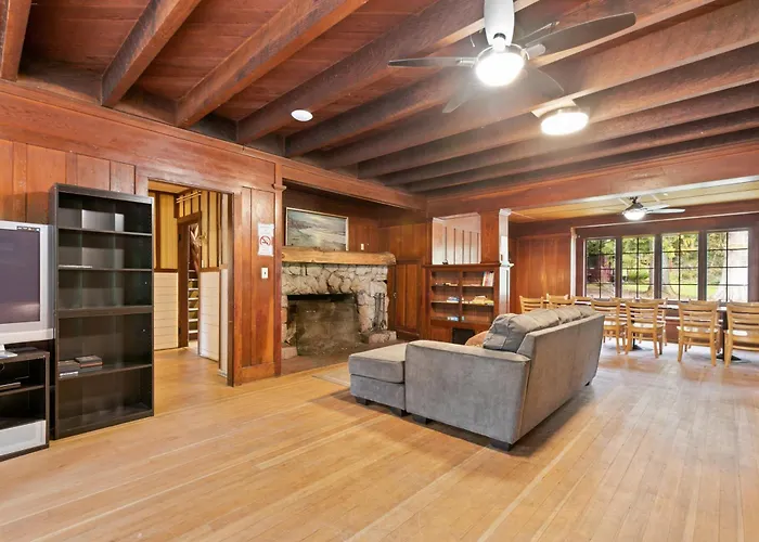 Large Lodge At Rainier Lodge