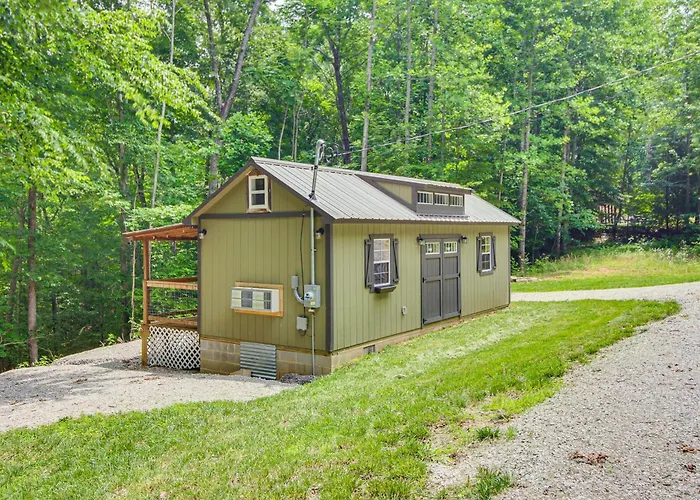 1 Mi To Lake: Charming Byrdstown Retreat W/ Deck!