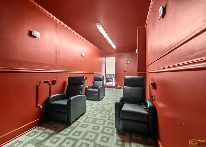 Cozy Evanston Villa With Cinema And Massage Sofa