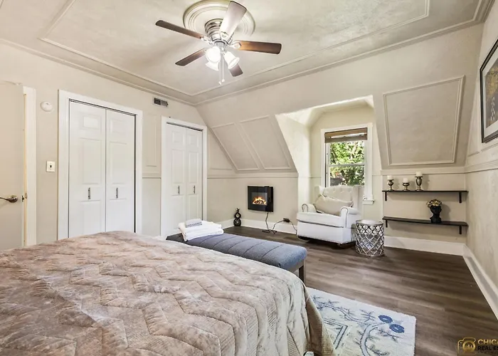 Cozy Evanston Villa With Cinema And Massage Sofa