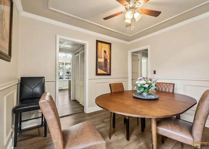 Cozy Evanston Villa With Cinema And Massage Sofa
