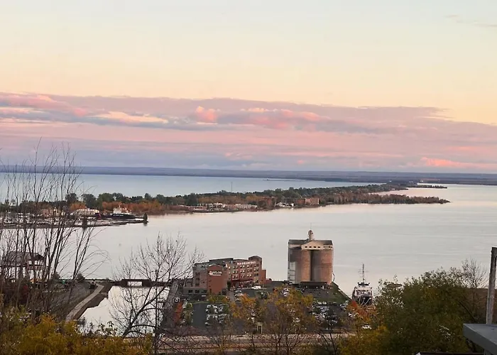 Whole House With Lake And Lift Bridge Overlook For 10 Guests