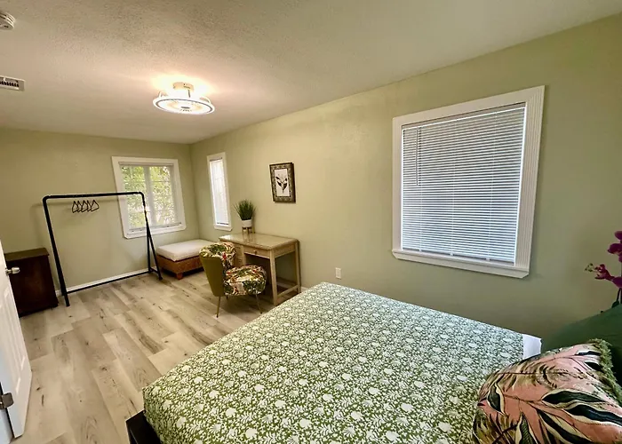 Historic District Retreat - Newly Renovated 2Br