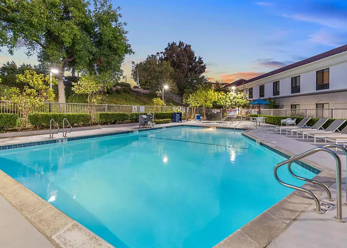 Best Western Valencia/Six Flags Inn & Suites