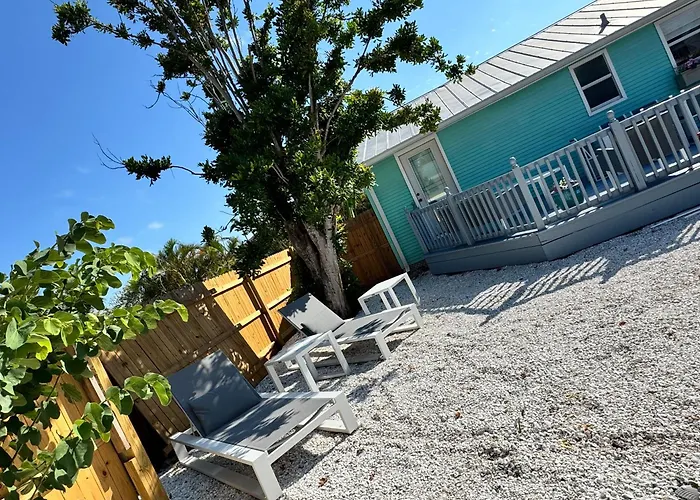 Classic Cottage W/Boat Parking! Steps To Sand!