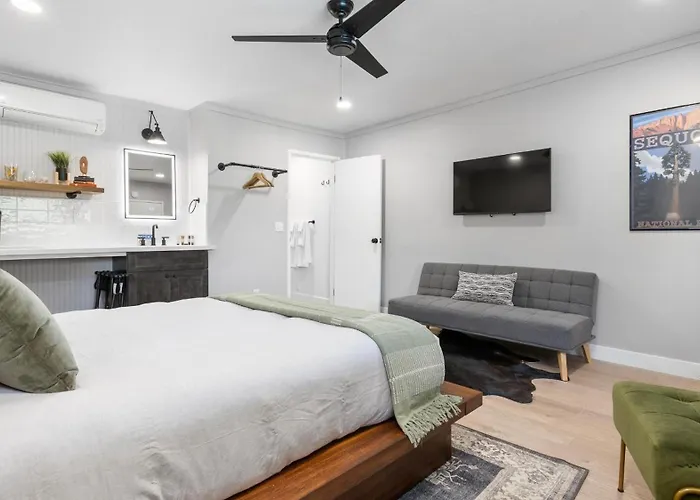 The Whitney- Sequoia Motel Rm7