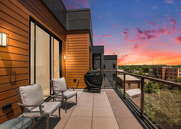 Holland Loft High End Finishes King Balcony
