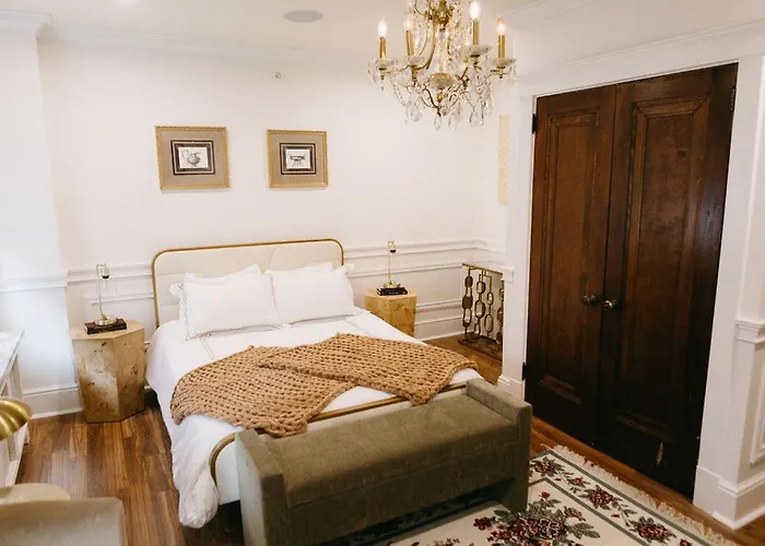 Chateau Connellsville Eclectic Homage Suite