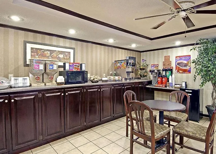 Days Inn & Suites By Wyndham Fort Valley