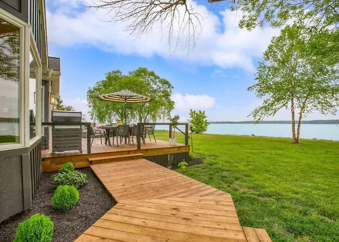 The Riverside Oasis Waterfront With Hot Tub