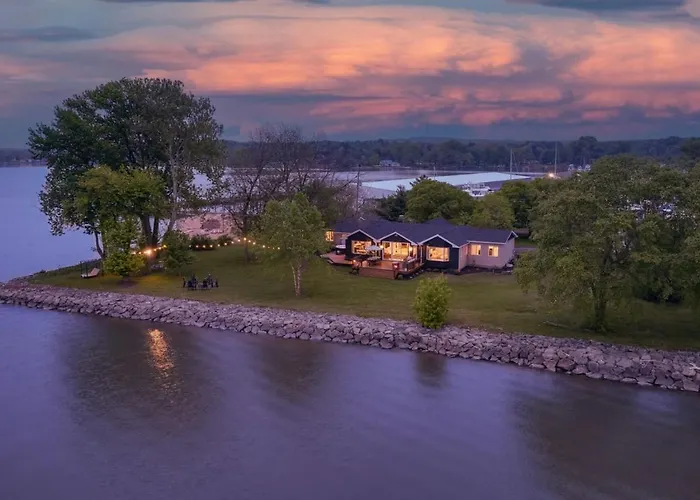 The Riverside Oasis Waterfront With Hot Tub