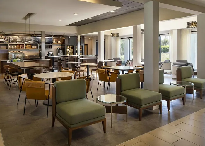 Courtyard By Marriott Fresno