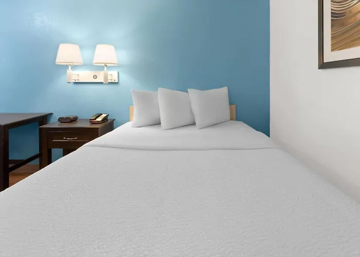 Travelodge By Wyndham Madison Heights Mi