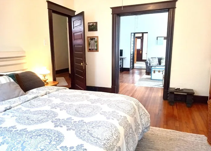 Bright, Airy 2Nd Floor, Central Spot, Pets Welcome
