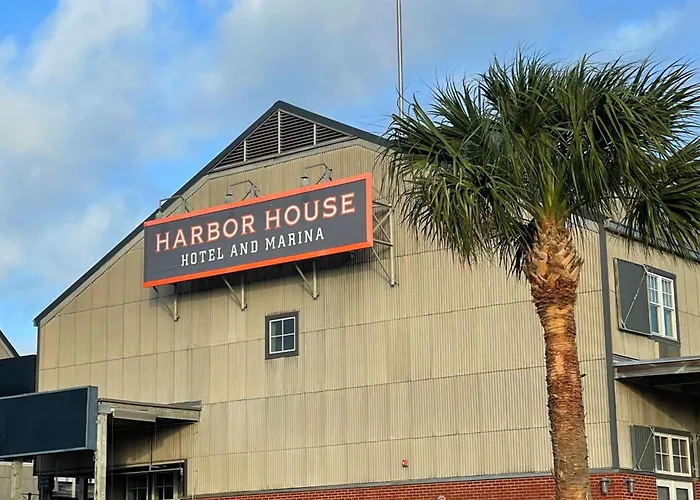 Harbor House Hotel And Marina At Pier 21