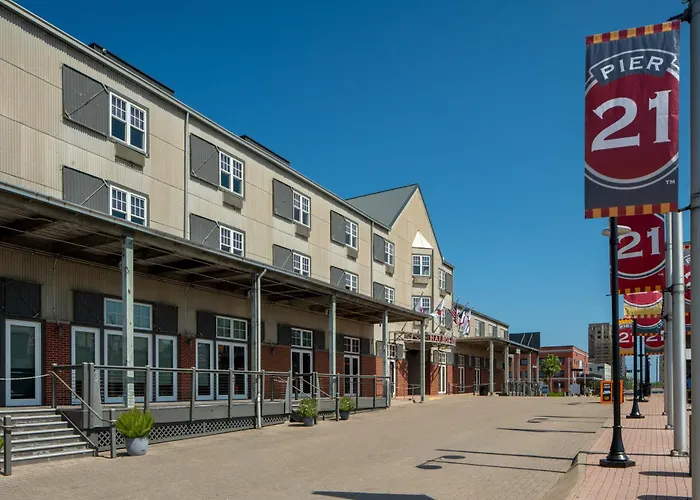 Harbor House Hotel And Marina At Pier 21