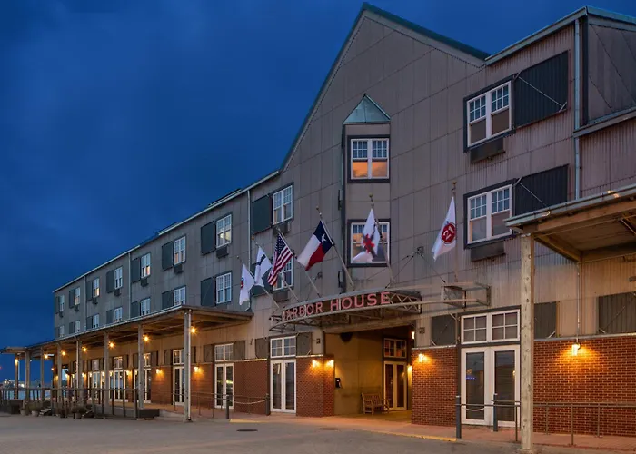 Harbor House Hotel And Marina At Pier 21