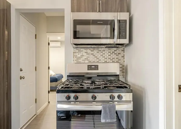 Modern 3-Bdrm Apt In Black Rock