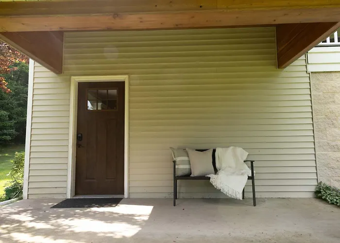 4 Bedroom Renovated Home - Next To Horse Show Pet Friendly