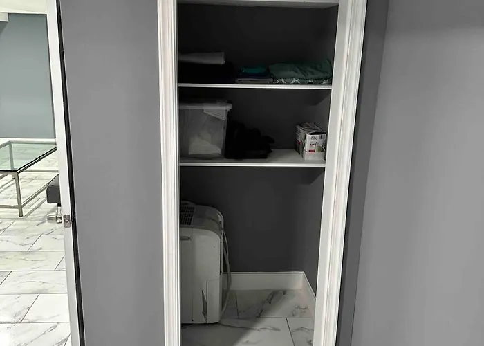 Cozy 1Br Basement Unit With Private Entry & Free Parking