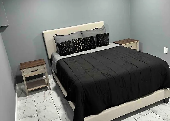 Cozy 1Br Basement Unit With Private Entry & Free Parking