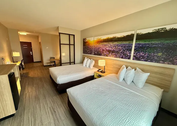 Days Inn & Suites By Wyndham Houston / West Energy Corridor
