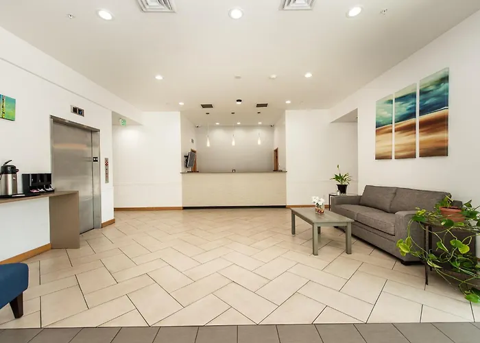 Oyster Bay Inn & Suites