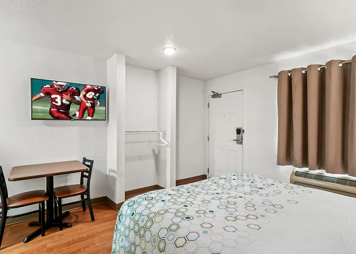Hometowne Studios By Red Roof Detroit - Livonia