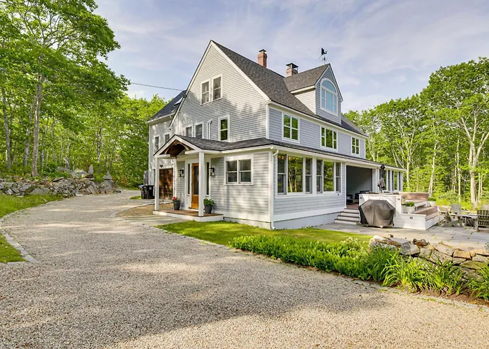 Spacious Kennebunkport Home W/ View, 2 Mi To Beach