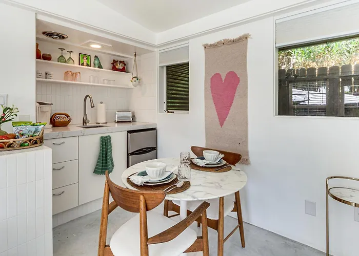 5 Blocks To El Paseo: Palm Desert Casita W/ Pool