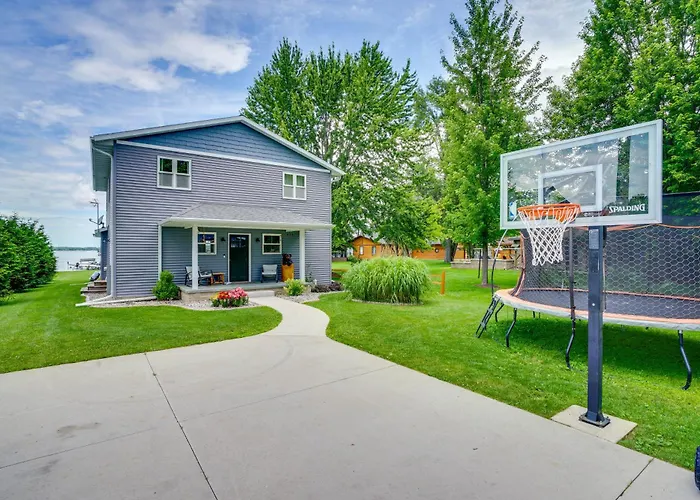 Bright Shawano Lake Oasis - Walk To Boat Launch!