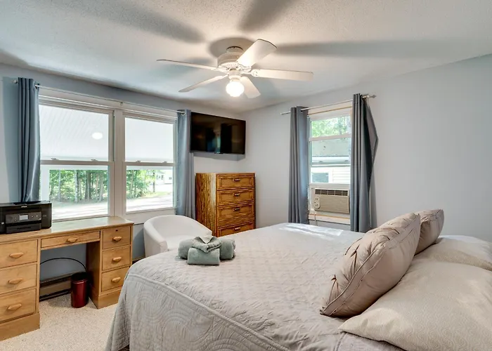 Outdoor Exploration: Quaint North Conway Cottage!