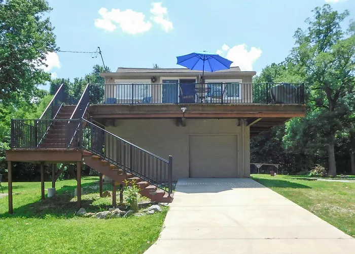 Lovely Couples Escape On Mississippi River!