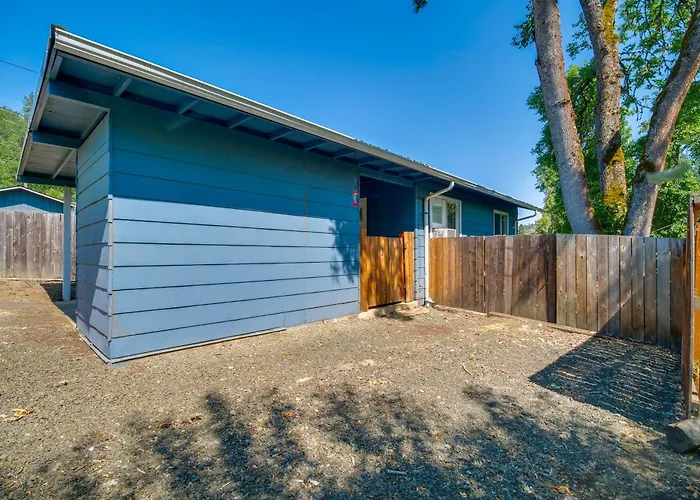 Cozy Roseburg Home W/ Deck + Gas Grill!