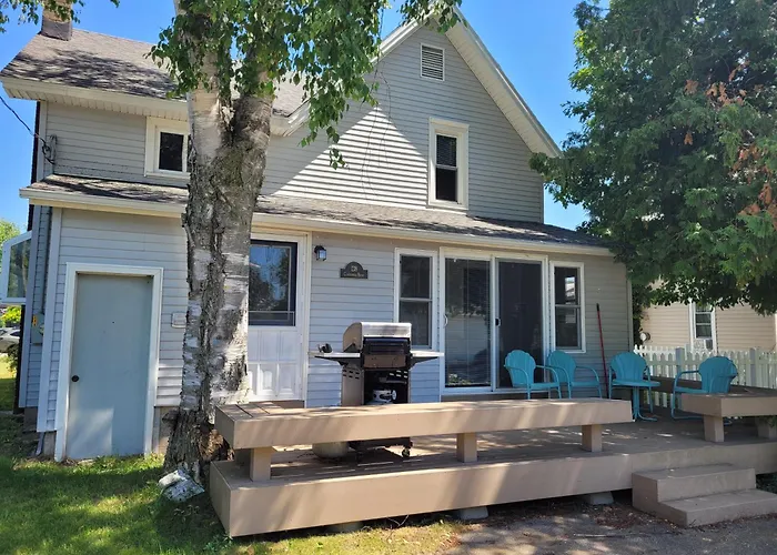Centennial House - Great Location With Lakeview!