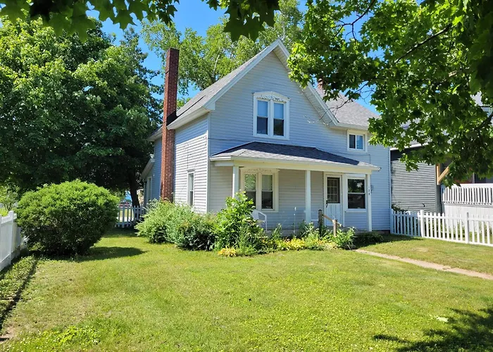 Centennial House - Great Location With Lakeview!