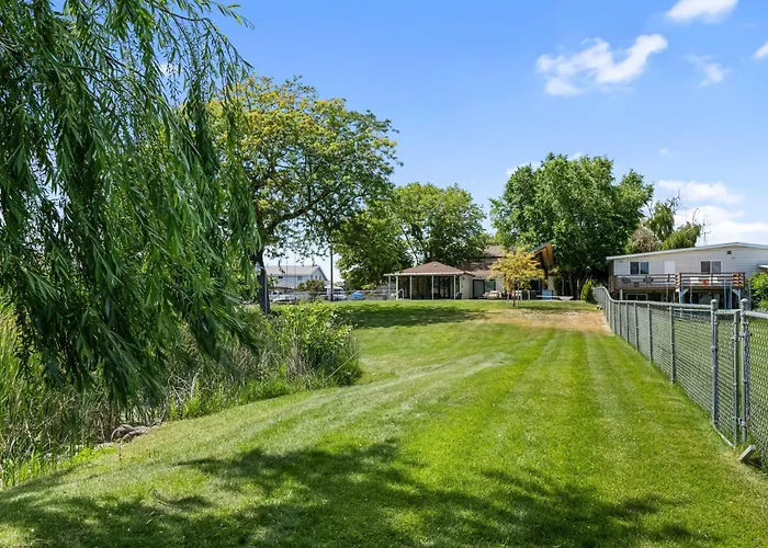 Lakefront Washington Home W/ Private Pool & Sauna