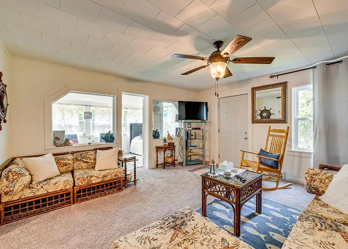 Powers Lake Home W/ Patio - 9 Mi To Lake Geneva!